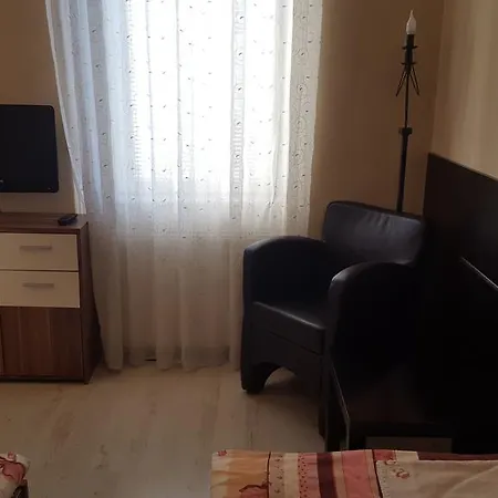 Boomerang Apartments *